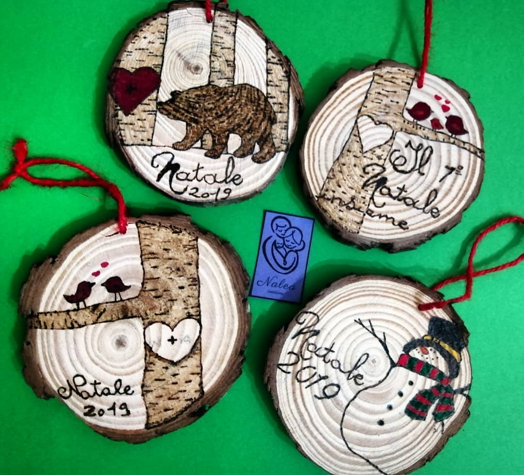 Palline di Natale alternative: Disco in legno personalizzato pirografato a mano